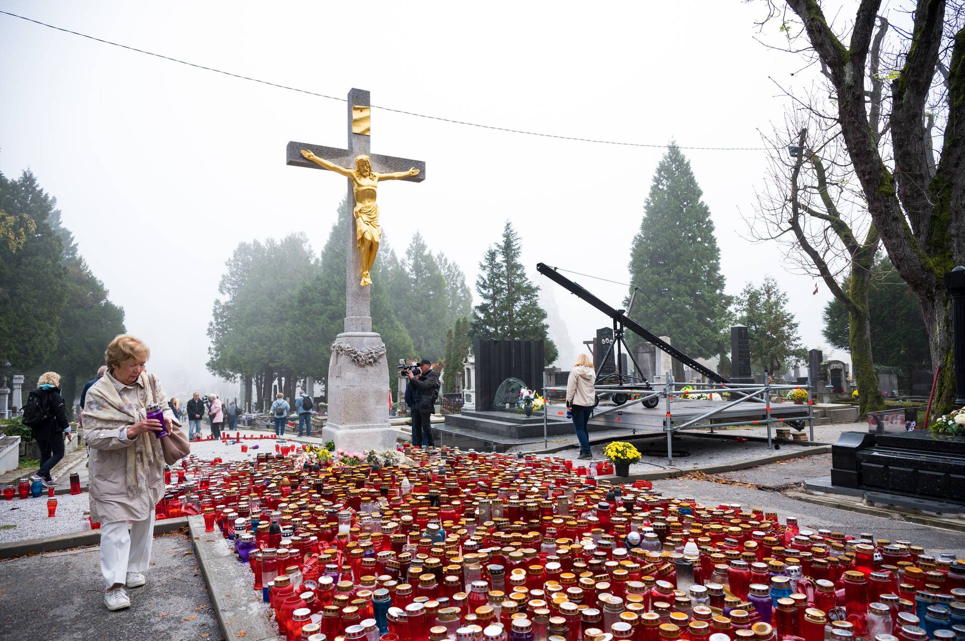 Zagreb: Građani obilježavaju dan Svih svetih na Mirogoju  