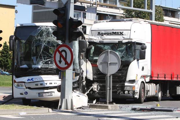 Sudar kamiona i autobusa na kri&zcaron;anju u Karlovcu, ima i ozlije?enih