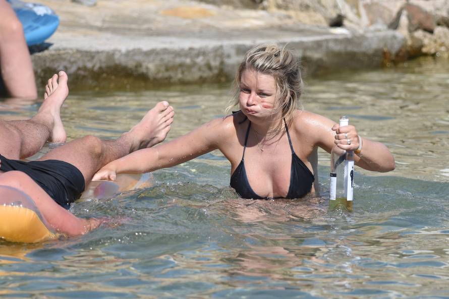 U Tisnom nije tijesno: Oskudno odjevene djevojke upijaju sunce