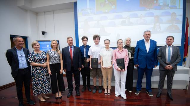 Zagreb: U Ministarstvu znanosti i obrazovanja dodijeljene nagrade najboljim maturantima