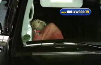 LA: Paris Hilton nakon pijanstva zaspala u autu
