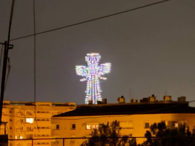 FOTO/VIDEO Spektakl na nebu: Dronovi formirali križ, Gospu...