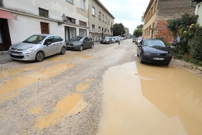 FOTO Blatnjave lokve po centru Karlovca: Kiša napunila ulice na Zvijezdi na kojoj traju radovi