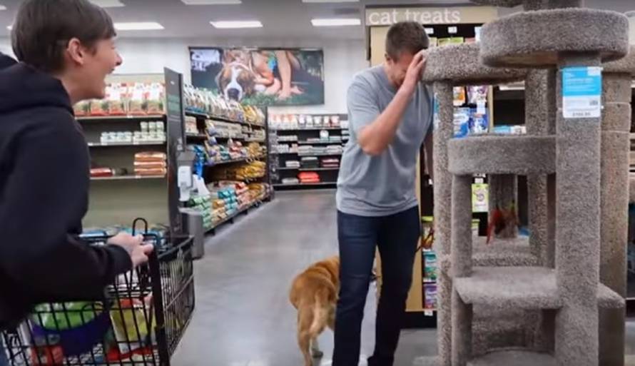 Napuštenom psu kupio sve što je dotaknuo i pronašao mu dom