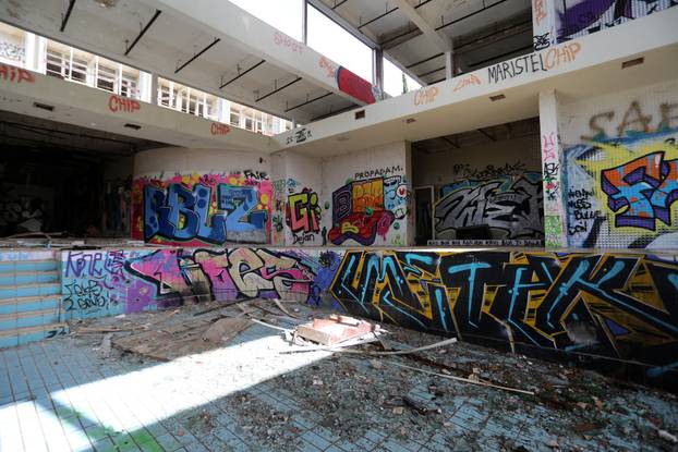 Malinska: Ruševine hotelskog naselja Haludovo