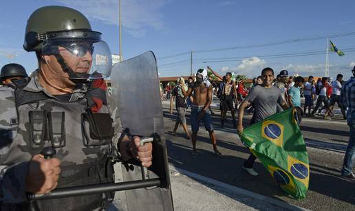 Prosvjednici u Brazilu htjeli ući na stadion, ratjerala ih policija