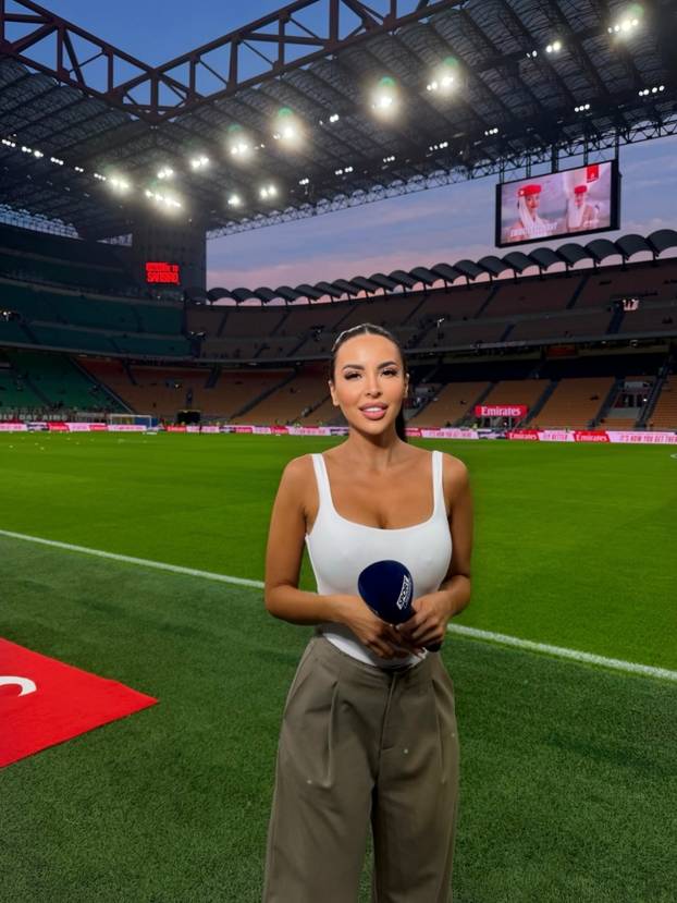 FOTO Tko je bujna TV voditeljica koja se fotkala gola? Šuškalo se da je imala aferu s legendom