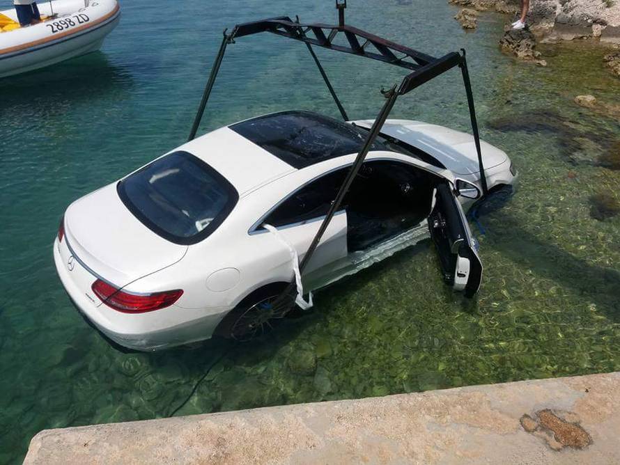 'Potopio' milijun kuna: Samo je htio slikati novi auto kraj mora