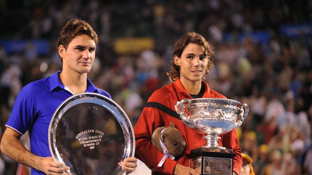 Archives - Rafael Nadal avec ses trophées des tournois du Grand Chelem