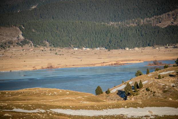 Park prirode Blidinje i zaleđeno jezero tijekom sunčanog zimskog dana