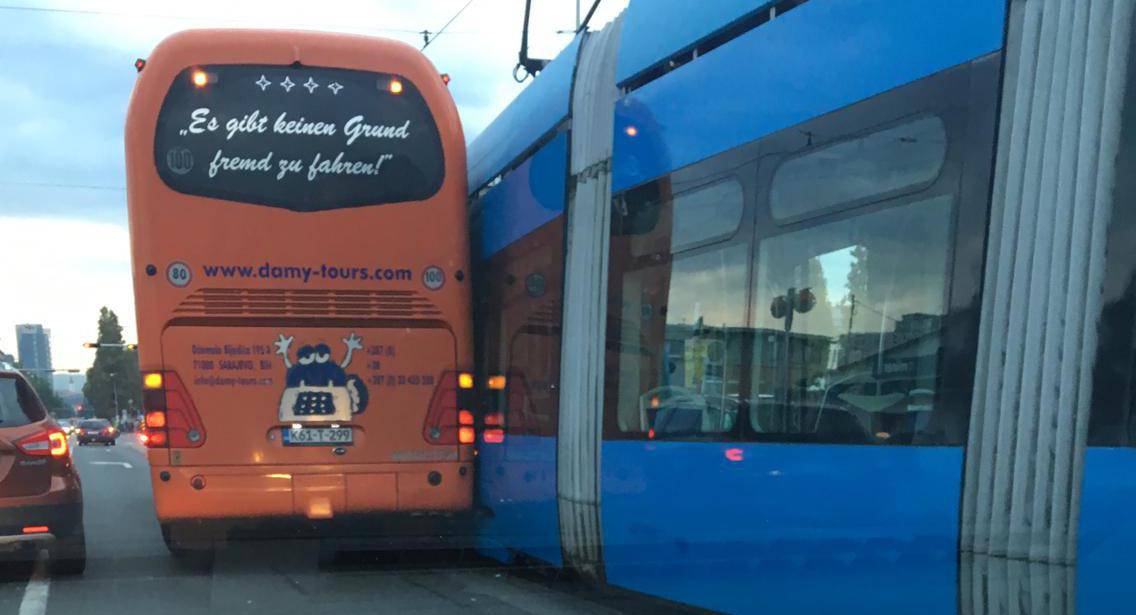 Autobus i tramvaj sudarili se u Savskoj, nastala velika gužva