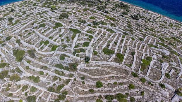 Otok Bavljenac izgleda kao divovski otisak prsta i nezaobilazna je atrakcija u šibenskom arhipelagu