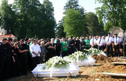 Otočac se oprostio od trojice stradalih mladića