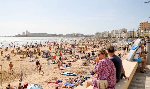 Francuzi ljuti, previše ljudi hoda u kupaćim kostimima po gradu: Ili pristojnost ili kazna od 38 €!