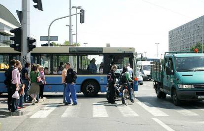 Autobus u Zagrebu lakše ozlijedio pješakinju