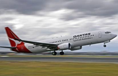 Qantasov avion vratili u zračnu luku zbog problema na motoru