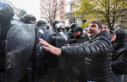 Tisuće traže izbore: Policija u Gruziji pritvara prosvjednike