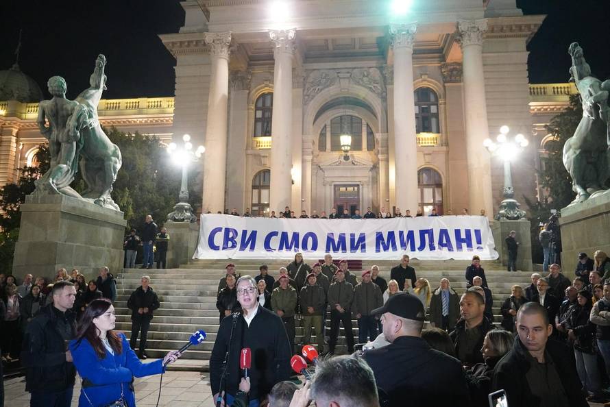 Beograd: Vučić došao ispred Narodne skupštine i pružio podršku "junaku iz Ćacilenda"
