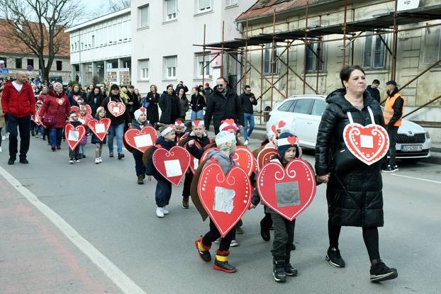 Sisak: Nekoliko stotina mališana iz dječjih vrtića i osnovnih škola sudjelovalo je na tradicionalnom Sisačkom fašniku