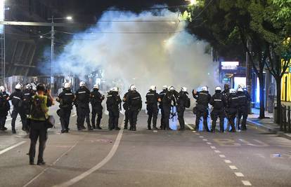 UZNEMIRUJUĆI VIDEO Policija u Beogradu vuče muškarca koji gubi svijest. Kreću ga udarati...