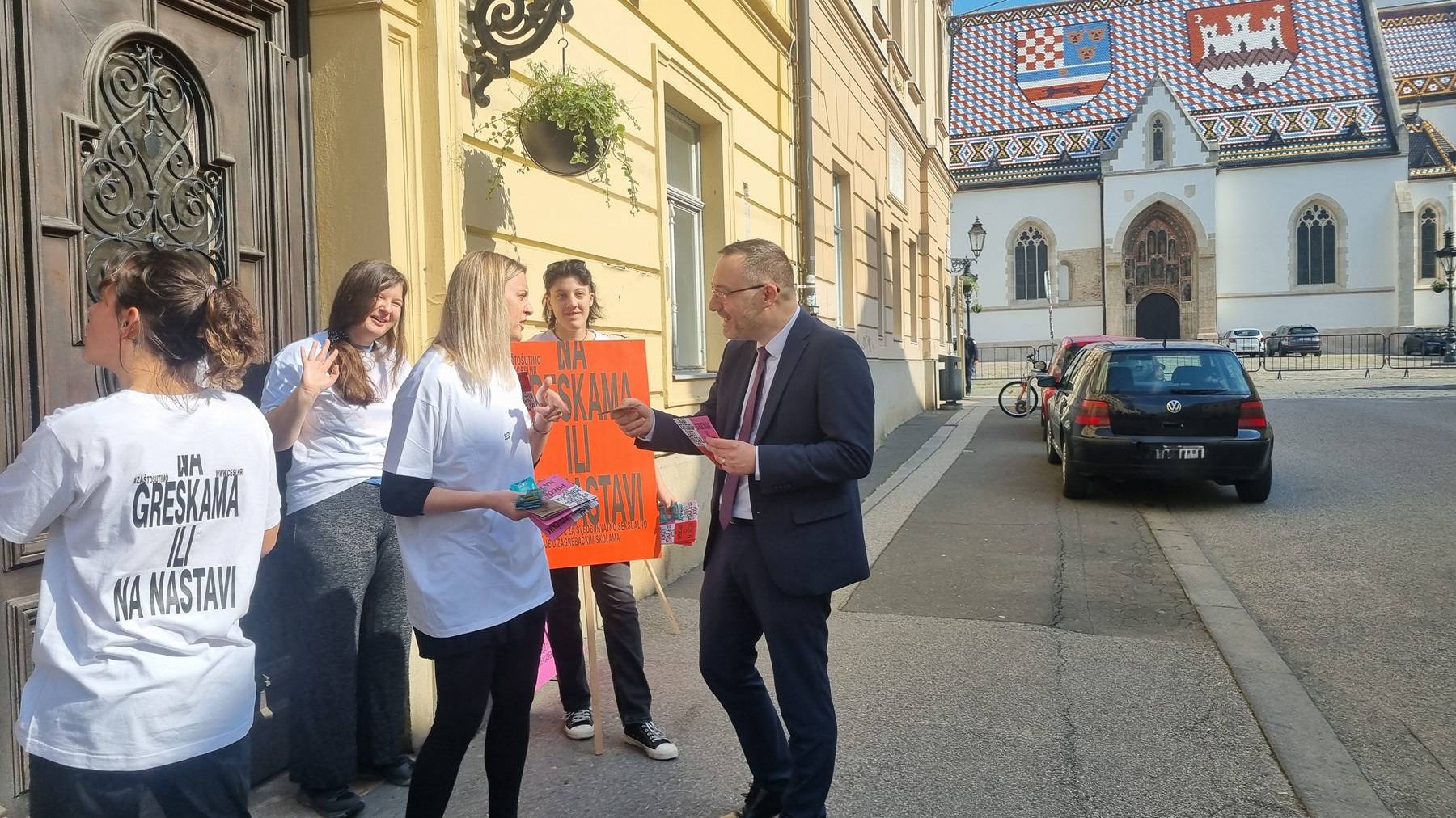 Volonteri dviju udruga ispred Gradske skupštine u Zagrebu zastupnicima dijelili kondome