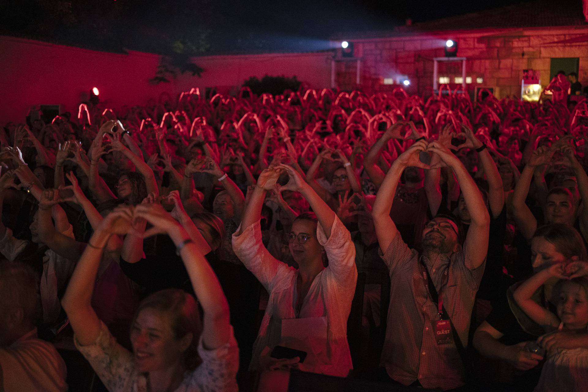 Otvoren Brač Film Festival: U publici bili Goran Višnjić i Nataša Janjić, nastupio i Vojko V