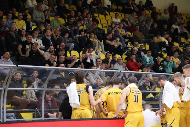 Split: Košarkaši igrali "našminkani" u znak podrške Međunarodnom danu borbe protiv nasilja nad ženama