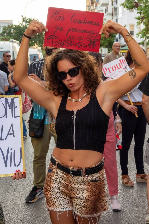 Angry Locals Block Access To Iconic Ibiza Instagram Spot Due To "Overtourism" - 17 Mar 2025