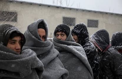 Kao u najcrnja vremena: Gladni migranti stoje u redu na -22°C