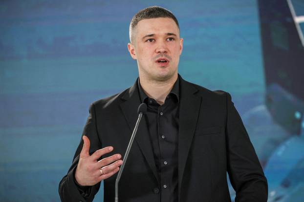 FILE PHOTO: Ukraine's Minister of Defence Mykhailo Fedorov and his Swedish counterpart&nbsp;Pal Jonson attend a joint press conference, as Saab signs a contract to deliver Gripen E fighter aircraft to Ukraine