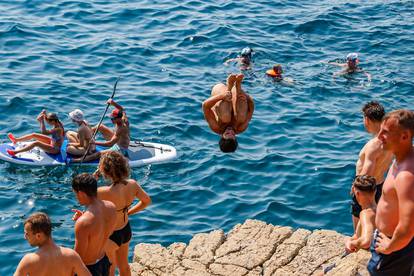 FOTO Lude akrobacije na plaži u Puli: Kupači 'lete' sa stijena, evo kako se bježi od vrućina...