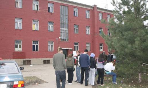 Vandali bejzbol palicama porazbijali učenički dom