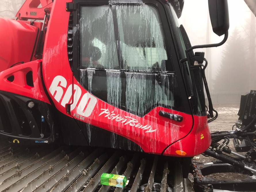 Provalili u kućicu na Sljemenu, pa jajima i jogurtom zalili stroj