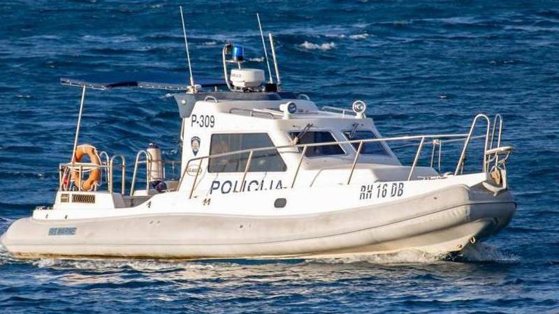 S nasukane brodice kod Dugog otoka spasili su četvero ljudi