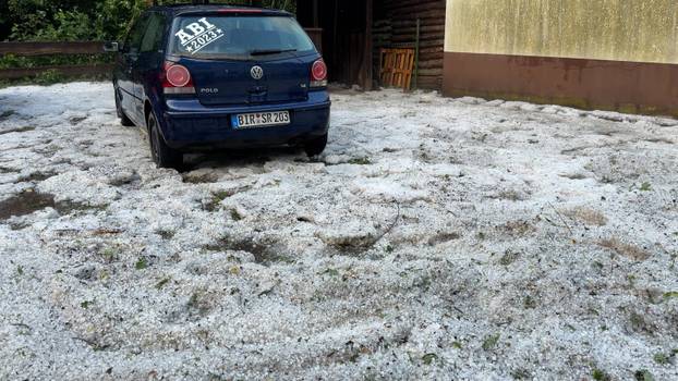 Eine heftige Unwetterfront beendete den extrem heißen Sommertag in Westdeutschland. Aus Frankreich und Luxenburg zogen a