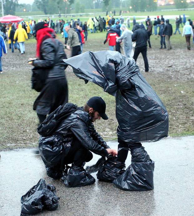 ARHIVA - 2010. Zagreb: Metallica na Hipodromu oduševila preko 30 tisu?a fanova, a kiša je lijevala kao iz kabla