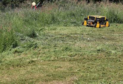 FOTO Može zamijeniti 5 radnika s trimerom: Zrinjevac dobio robotske kosilice na daljinski