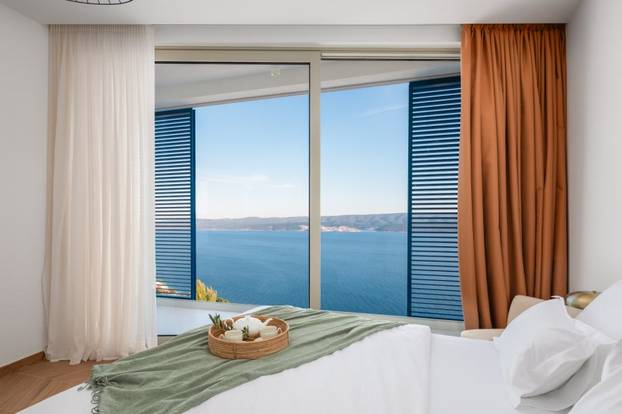 Bazen, sauna, teretana i dvije plaže na 'par koraka' - evo što sve nudi raskošna vila u Omišu