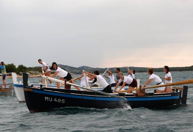 FOTO Ženska regata u Betini oduševila mještane i turiste
