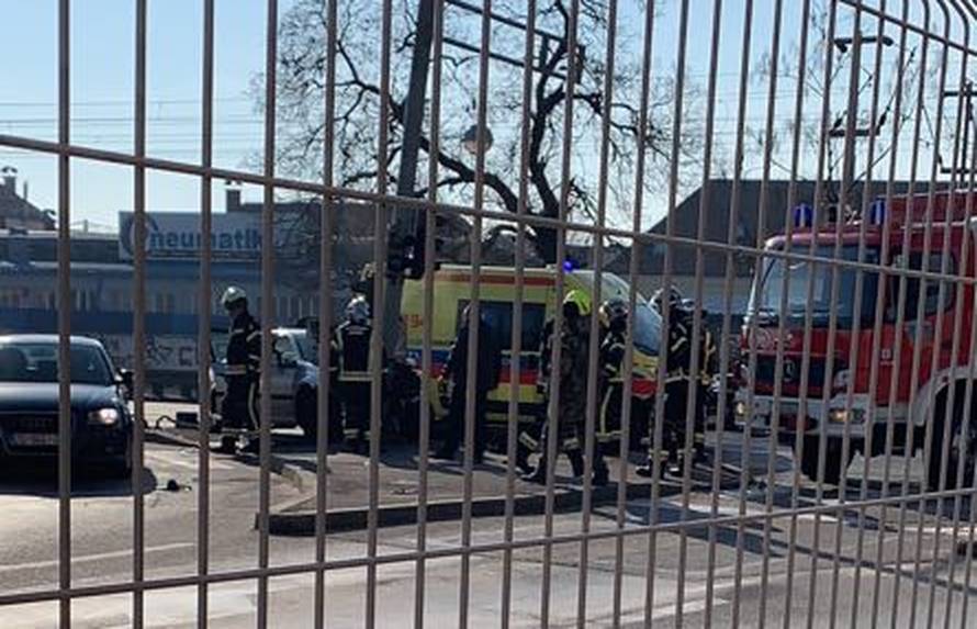 Užas na Aleji Bologne: Auto je smrskan, zabio se u semafor...