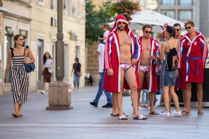 Vaterpolski reprezentativci u kupaćim gaćicama prošetali centrom grada