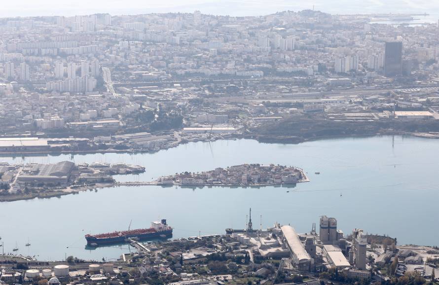 'Azbest nas ubija već godinama, zasuti smo ugljenom prašinom, sad dovode i naftne terminale'