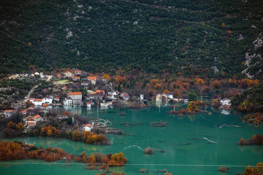 Vrgorac: Pogled na poplavljene Kokoriće