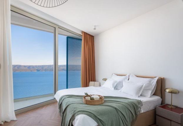 FOTO Luksuz na razini: Nova i moderna vila s infinity bazenom mami poglede u Omišu