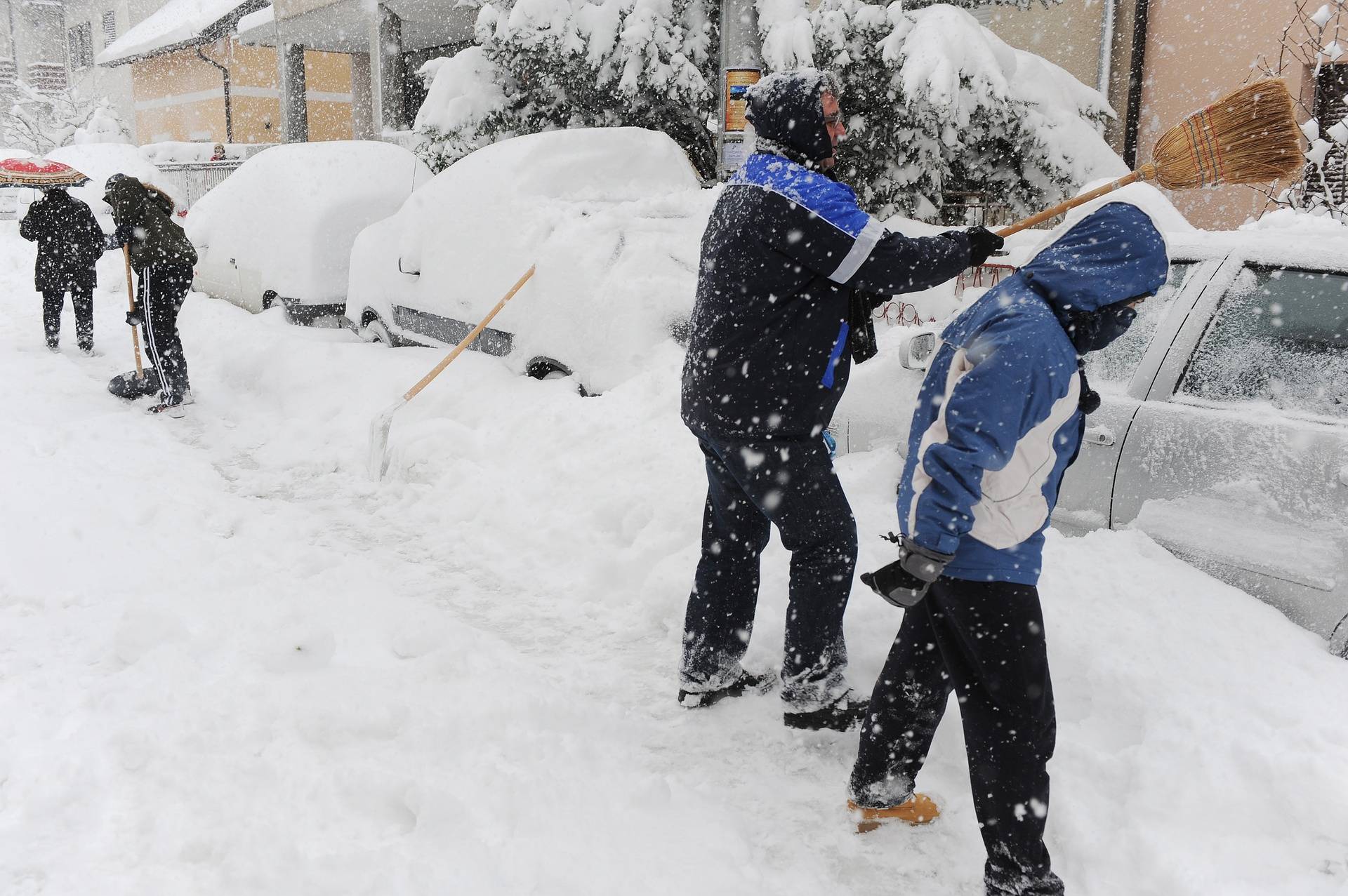 ARHIVA - Zagreb: Gra?ani zapo?eli dan ?iš?enjem automobila od snijega