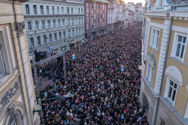 Sarajevo: Pogled iz zraka na okupljanje građana u čast Halidu Bešliću