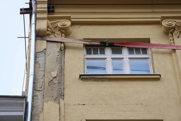 Nevjerojatna scena u centru Zagreba, gurtna još uvijek drži zgradu oštećenu u potresu