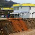 FOTO Poplava u BiH: Unatoč odronu koji prijeti benzinskoj postaji oni još uvijek rade
