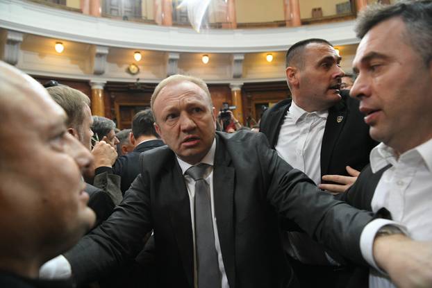 Beograd: U Skupštini Srbije došlo do fizičkog obračuna zastupnika