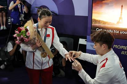 FOTO Pariz je s razlogom grad ljubavi! Kineskinja uzela zlato, a dečko olimpijac ju zaprosio...